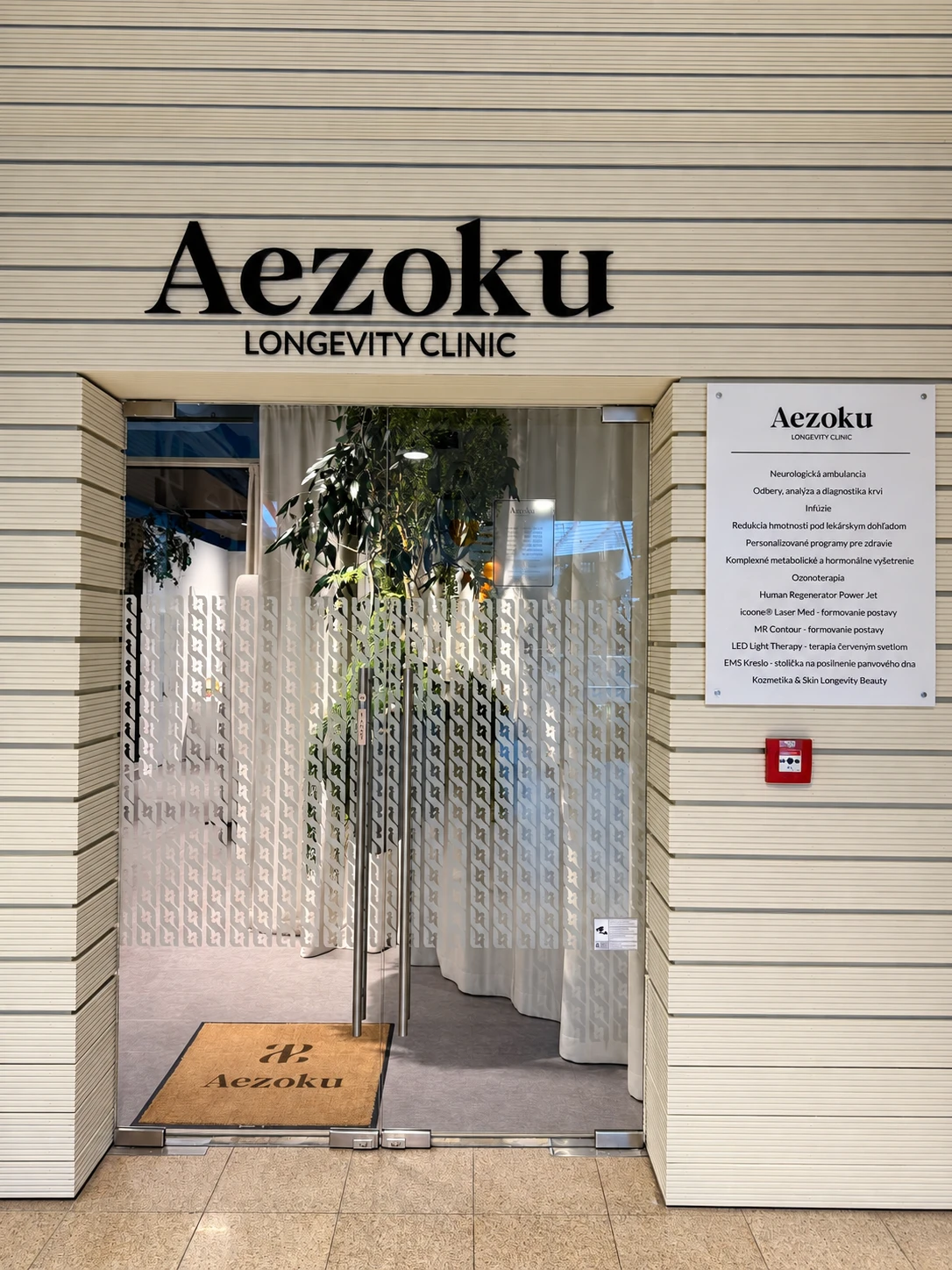 Vstup do Aezoku Longevity Clinic s celým názvom nad dverami